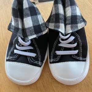 Luvable Friends baby booties size 6-12 month